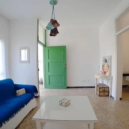 Door 3bdr Flat Centre Apartment