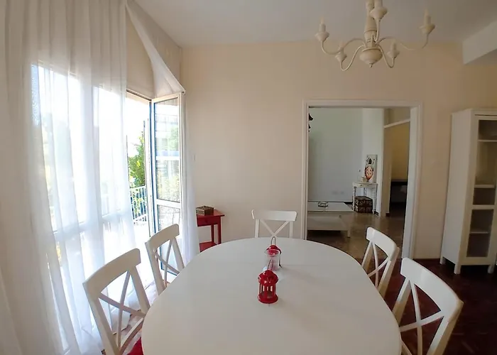 Door 3bdr Flat Centre 公寓 *