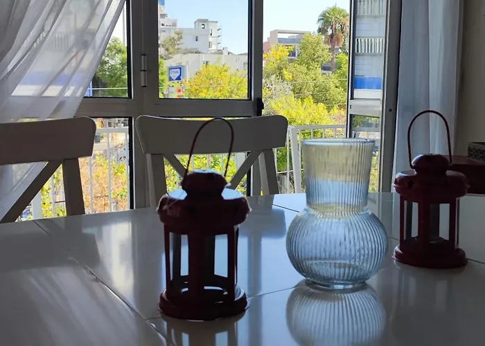 Door 3bdr Flat Centre * 尼科西亚